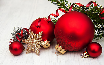 red christmas balls, golden snowflake, Merry Christmas, Happy New Year, Christmas decoration, Christmas greeting card HD wallpaper