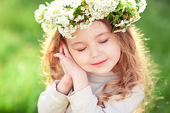 Little beauty, white, cute, girl, lovley, copil, hand, summer, flower, green, face, child, vara HD wallpaper