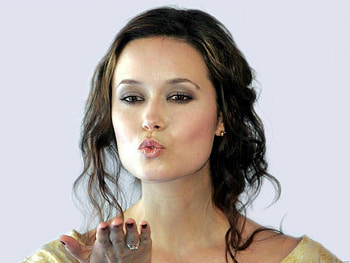 giving-a-kiss, girl, flying kiss, mood, beauty HD wallpaper