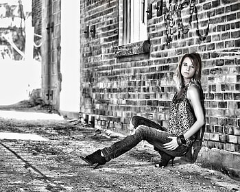 Yes Waiting, waiting, yes, alley, sitting HD wallpaper