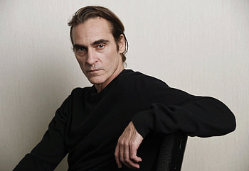 Joaquin Phoenix, Powerful screen presence, Stunning , Actor's charisma HD wallpaper