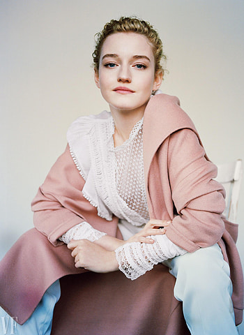 Julia Garner, Hollywood actress, Talent at work, Rising star HD phone wallpaper