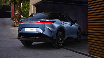 Lexus RZ 450e 2022 2 Cars HD wallpaper