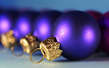 violet xmas balls, bokeh, christmas decorations, New Year decoration, Happy New Year, Merry Christmas, new year concepts, xmas decorations HD wallpaper