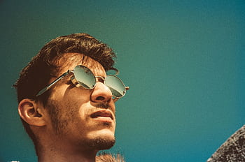 Portrait of a man in sunglasses gazing upward on a clear sunny day. HD wallpaper