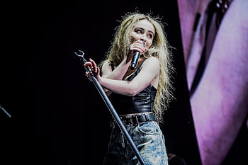 Sabrina Carpenter Performance Stage, sabrina-carpenter, celebrities, girls, music, singer HD wallpaper