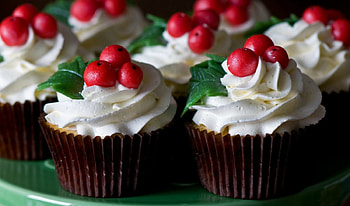 Christmas cupcakes, sweet, white, mistletoe, chocolate, berry, food, cupcakes, green, christmas, red, fruit, leaf, cream HD wallpaper