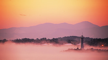 Dawn, sunrise, lighthouse, horizon, mountains, mist HD wallpaper