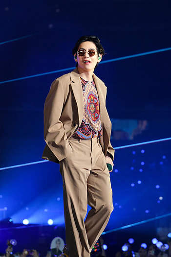 BTS V, sunglasses, Standing HD phone wallpaper
