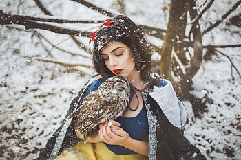 Snow White with owl, girl, pasari, owl, woman, snow white, winter, model, bird, winyer, marketa novak, iarna, bufnita HD wallpaper