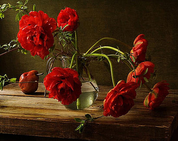 Last of summer's roses, table, roses, green, red, vase, drooping, water HD wallpaper