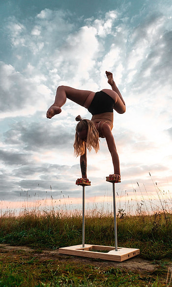 Handstand , Top backgrounds, Strength and balance, Acrobatic skills HD phone wallpaper