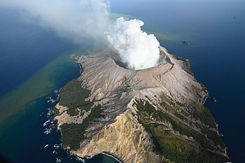 White Island eruption, Volcanic explosion, Unprecedented warning, New Zealand HD wallpaper