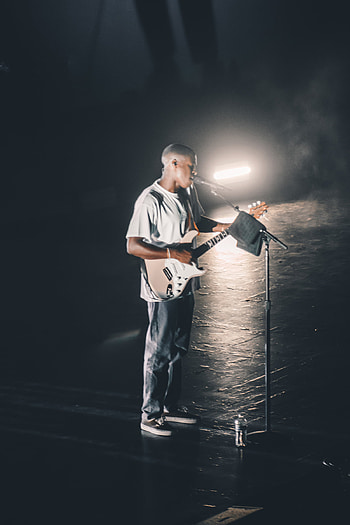 Daniel Caesar, Live performance, Concert review, Stage presence HD phone wallpaper