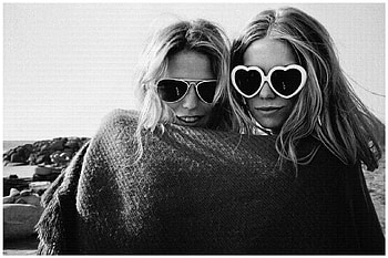 Sisters, style, fashion, best friends, black and white, love, girls HD wallpaper