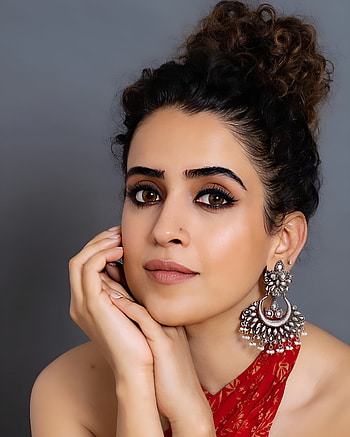 Sanya malhotra, Bollywood actress HD phone wallpaper