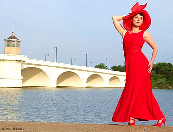 RED DRESSED BEAUTY NEAR OCEAN BRIDGE, bridge, red dress, water, hat, woman, beauty HD wallpaper