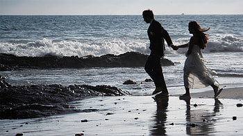 Young Love, couple, running, ocean, beach HD wallpaper