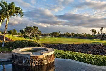 Mauna Lani North West Coast Big Island Hawaii - Golf Course and Hot Tub, island, hawaii, palm, tropical, golf, course, tub, big, trees, water, islands, swimming, paradise, hot, jacuzzi, grass, pool, polynesia HD wallpaper