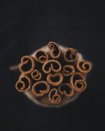 Aromatic cinnamon, Culinary inspiration, Flavorful spice, Delicious desserts HD phone wallpaper