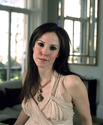 Mary-Louise Parker , Feminine and captivating, Fanpop favorite, Unforgettable presence HD phone wallpaper