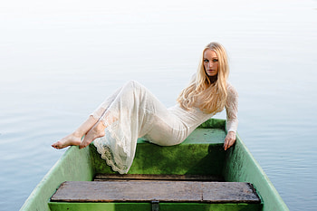 Blonde Posing on a row boat, boat, model, dress, blonde HD wallpaper