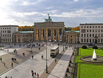 Brandenburg Gate, Berlin landmark, Travel icon, Historic architecture HD wallpaper