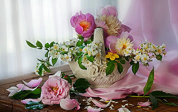 Basket with pink flowers, graphy, spring, beauty, basket, petals, grapher, artist, white, art, entertainment, other, beautiful, arrangement, still life, pink, freshness, blooming, nature, flowers, twigs HD wallpaper