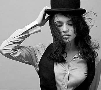 Norah Jones La Chanteuse in Black and White, Lady in Hat, Geetali Norah Jones Shankar, chanteuse, Norah, Actress, Norah Jones, black and white, Singer, Entertainer HD wallpaper