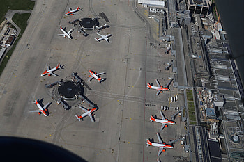 EasyJet Switzerland, Fotoflug ber Geneve Aroport, Sky News report, Aircraft parking HD wallpaper