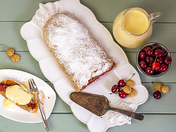 Strudel Food, Kirschstrudel, Vanillesoe, Marzipansoe HD wallpaper