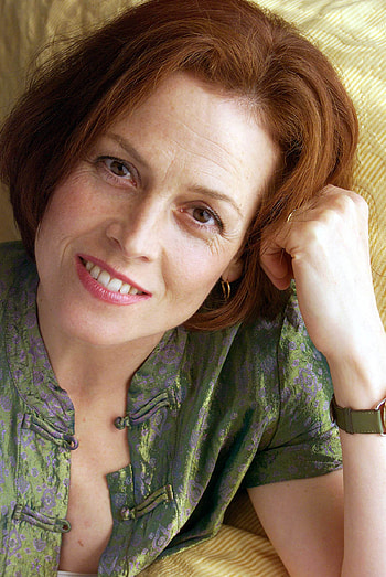 Sigourney Weaver, Fanpop favorite, genic celebrity, Alluring HD phone wallpaper