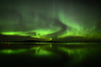 Northern Lights, green sky, lake, reflections HD wallpaper