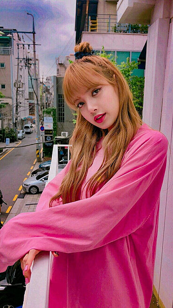 Blackpink's Maknae Model, Lalisa Manoban. Lisa Blackpink HD phone wallpaper