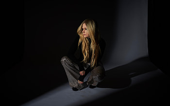 Singer, blonde, Avril Lavigne, dark HD wallpaper