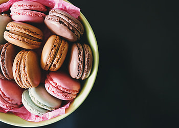 Yummy Macaroons, basket, colorful HD wallpaper