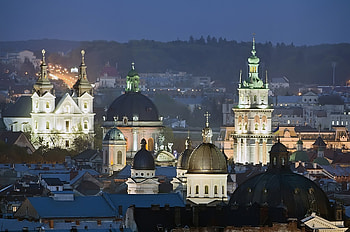 Ukraine's Lviv at night, Night scenes of Lviv, Temple in Lviv at night, High-resolution monitor HD wallpaper
