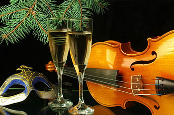 Champagne and music, champagne, mask, quitar, beautiful, violin, nice, tree, still life, music, holiday, cheers, christmas, branches, glasses, lovely, new year HD wallpaper