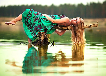 Suspension, green dress, long hair, water, woman, reflections, beauty, lying on wood HD wallpaper