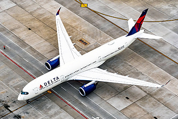 Delta Air Lines, Sustainability focus, Eco-friendly products, Onboard experience HD wallpaper