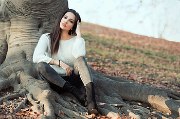 Brunette Girl Sitting Under Tree Looking At Viewer , brunette, girls, model HD wallpaper