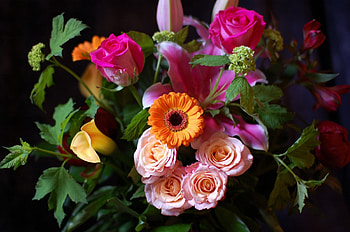 Flower Arrangement, decoration, bouquet, roses, blossoms HD wallpaper