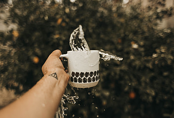 Water, Hand, Miscellanea, Miscellaneous, Cup, Spray, Mug, Pour, Spill HD wallpaper