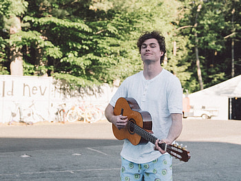 Vance Joy (Music), Catchy melodies, Laid-back vibe, Emotional storytelling HD wallpaper
