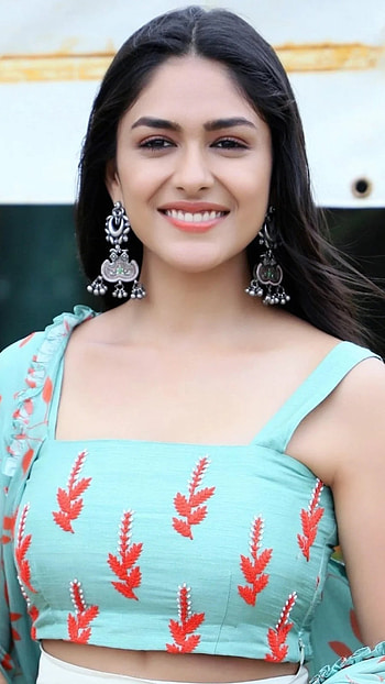 Mrunal Thakur, Bollywood Actress, Mrunal, bollywood actress mrunal HD phone wallpaper