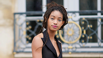 Willow Smith, Personal struggle, Self-harm, Emotional journey HD wallpaper