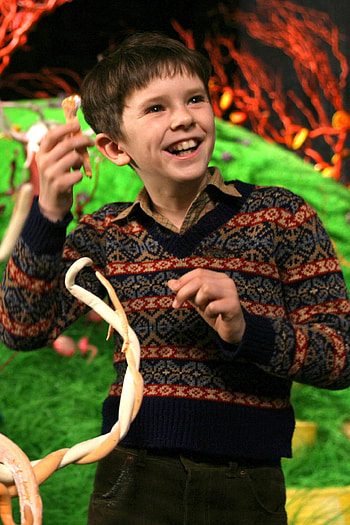 Freddie Highmore as Charlie, Former child stars, Celebrity news, Yagaloo HD phone wallpaper