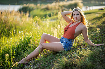 Blonde in a Field, model, blonde, field, shorts HD wallpaper