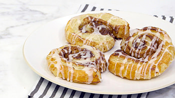 Honey bun, Cinnamon roll, Sweet pastries, Pastry comparison HD wallpaper
