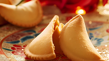 Fortune vibe 2, fortune cookie, table, eating, decorative, macro HD wallpaper
